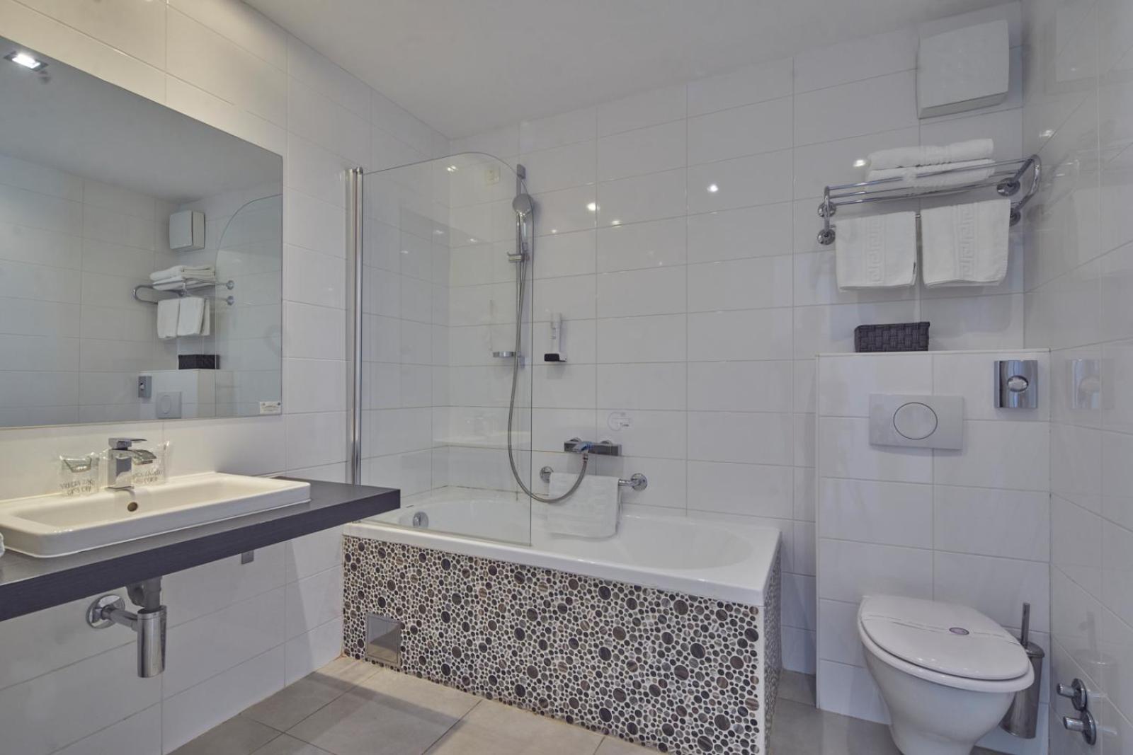Junior Suite mit seitlichem Meerblick und Balkon